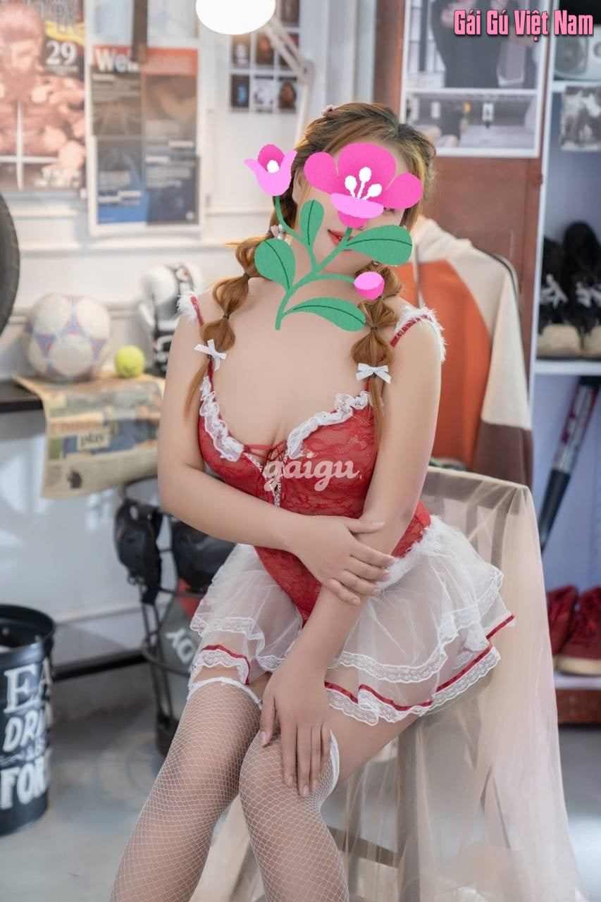 Bé Nhi . Gái miền tây ngày đầu vào đời.